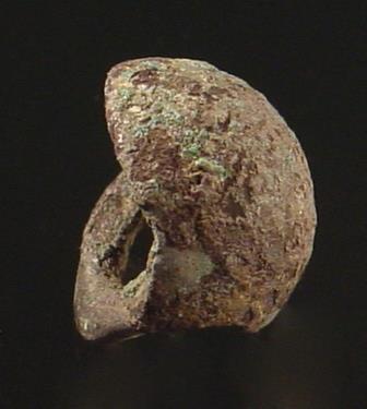 Kleiner halbkugeliger hohler Knopf mit flacher Bogenöse