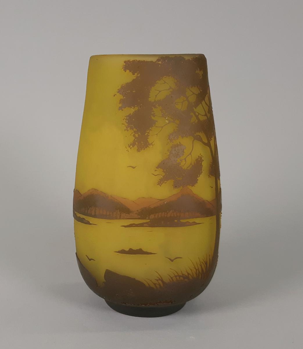Vase mit Landschaft am See
