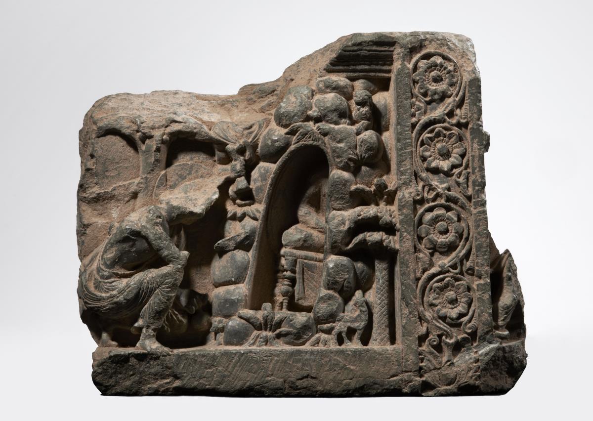 Erzählende Szene (Fragment): Der Götterkönig Indra besucht den meditierenden Buddha in einer Höhle (Indrashailaguha); Rankendekor (rechts)