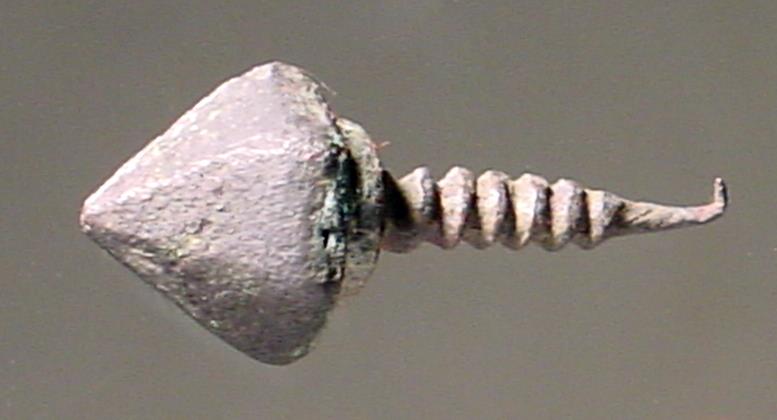 "Schraube von Verschluss einer Armbrustfibel mit Zwiebelköpfchen". Teil einer Zwiebelkopffibel