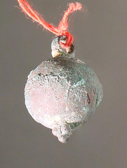 ""Bommel, Kugel wohl von Ohrgehänge mit breiter Ringöse und auf der Gegenseite kleine Pyramide aus vier Kügelchen. ...""