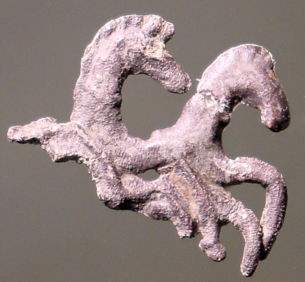 Vorderteil von zwei Pferden als Reste eines Viergespanns in archaischem Stil