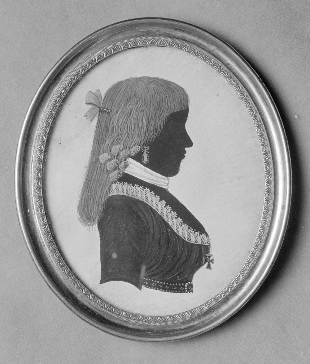Profil einer Frau in Kleid mit Hemdrüsche, Halsschmuckband und Orden