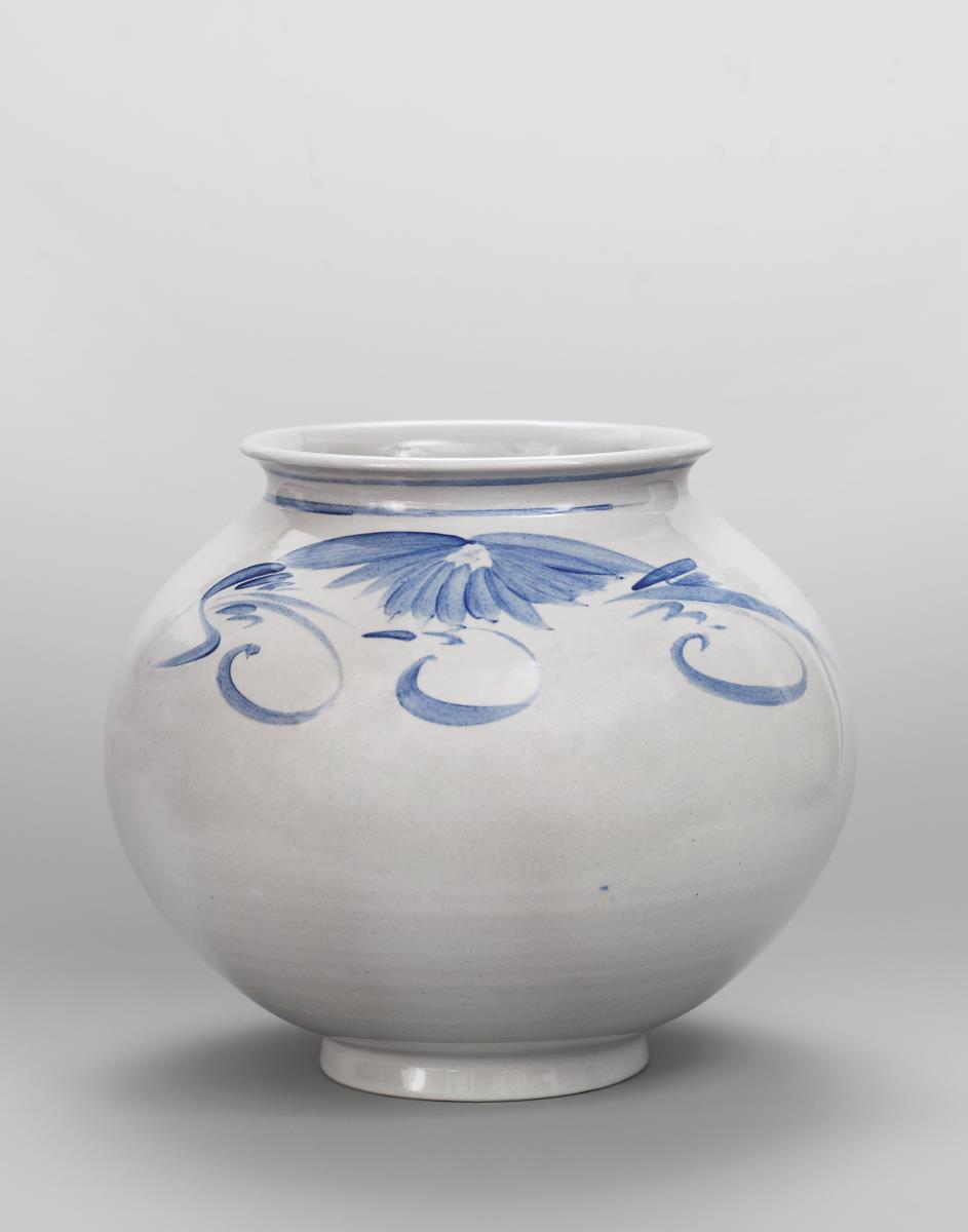 Baekja-Kugelvase mit mit floralem Dekor