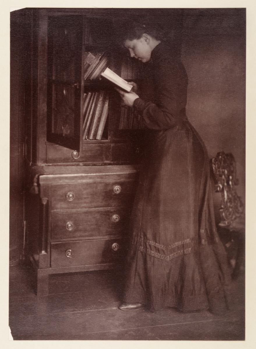 Ohne Titel (Dame am Bücherschrank)