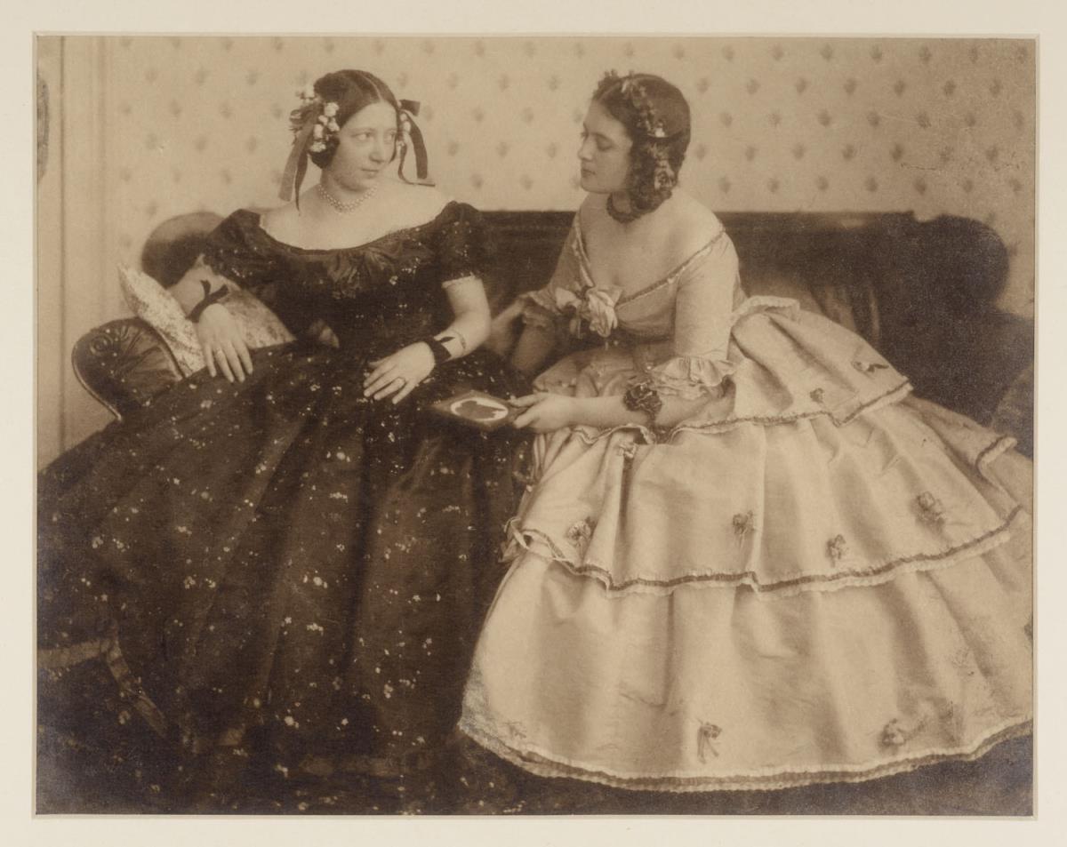 Ohne Titel (Zwei Damen auf dem Sofa mit Bildnissilhouette)