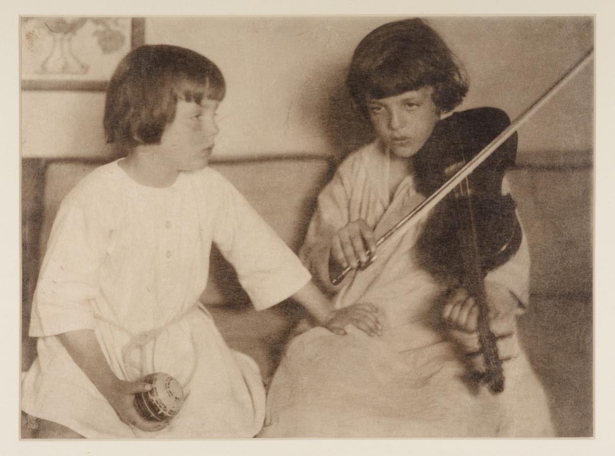 Ohne Titel (Doppelbildnis zweier Knaben mit Ball und Violine)