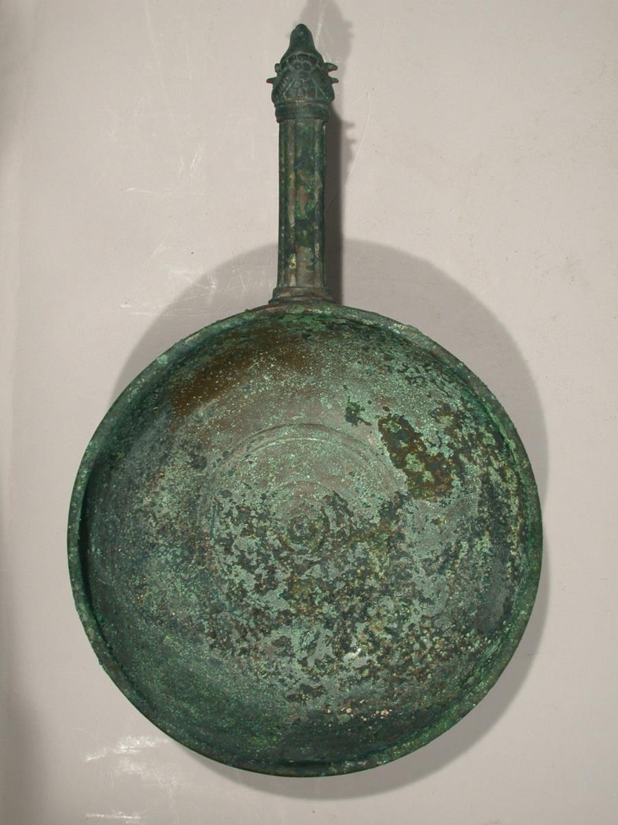 Römische Griffschale mit Widderkopf