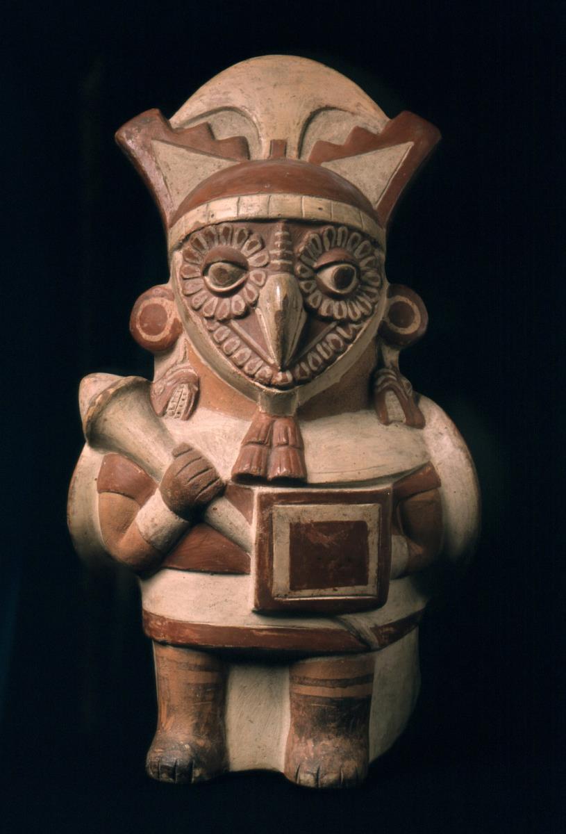 Stehende anthropo-zoomorphe Figur (Vogel/Eule) mit Keule und Schild