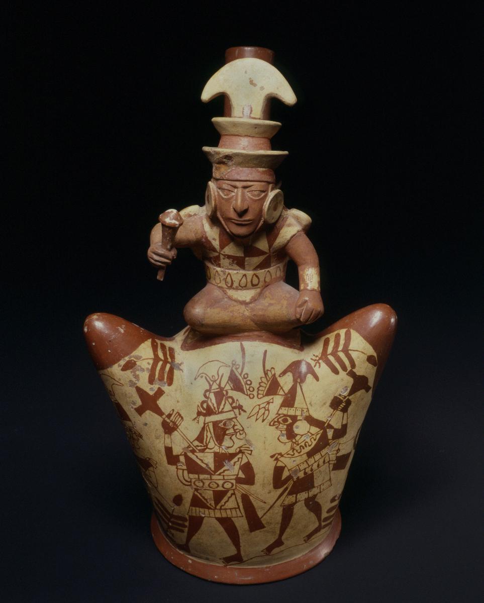 Applikation: sitzende anthropomorphe Figur auf dem Berg; Fineline Painting: Krieger