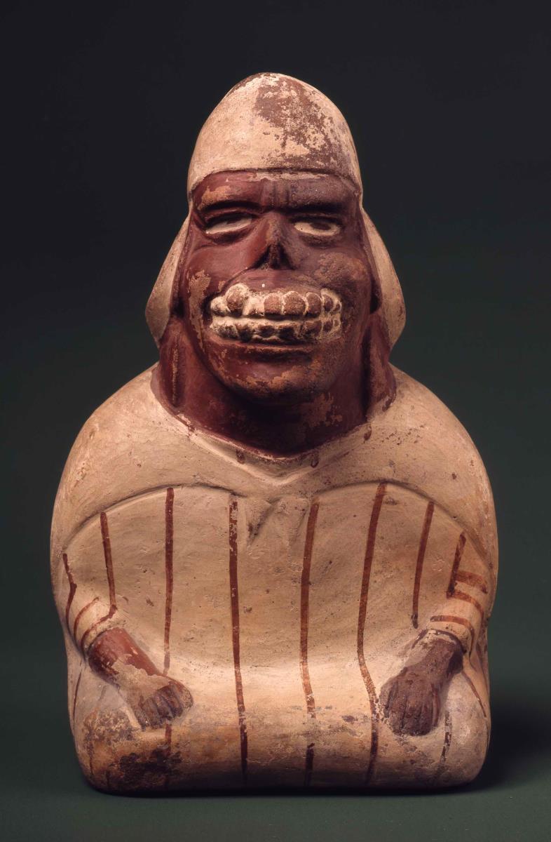 Sitzende anthropomorphe Figur, artifizielle Gesichtsmutilation