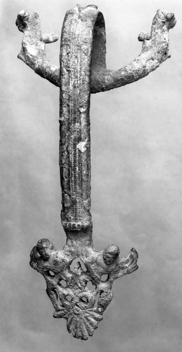 Etruskischer ""Henkel einer Kanne, archaisch, am oberen Ansatz zwei Löwenvorderteile, unten zwei Flügelwesen über einer Palmette""