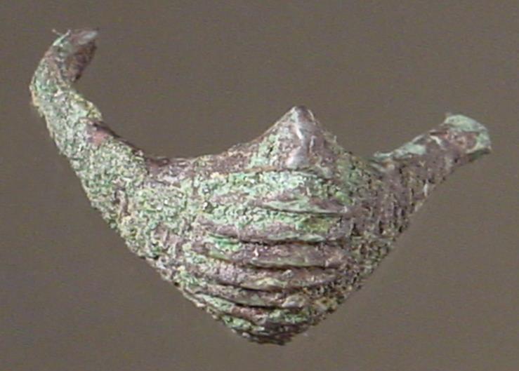 Kahnfibel mit Dekor in Form von Längs- und Querrillen