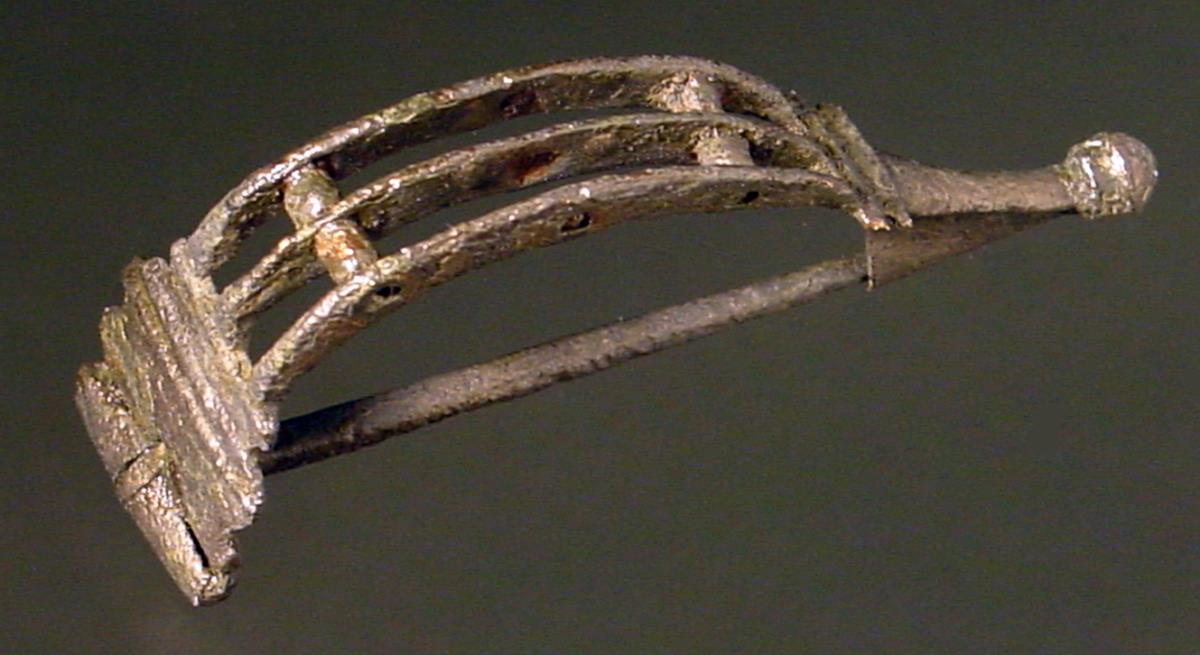 Fibel mit Scharnier, der Bügel besteht aus drei parallelen, durch Stifte verbundenen Bögen