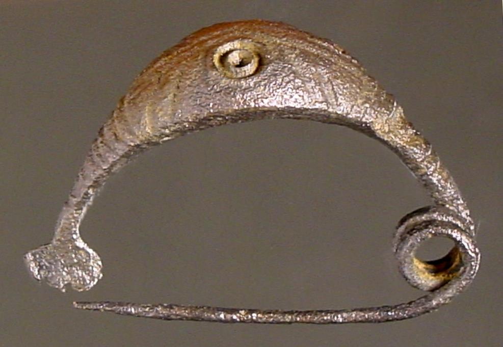 Schiffchenfibel mit gravierten Strichen und Kreisen