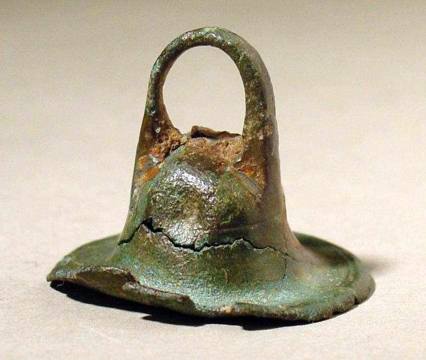 Flache breite Glocke, am Rand hutartig abgeflacht