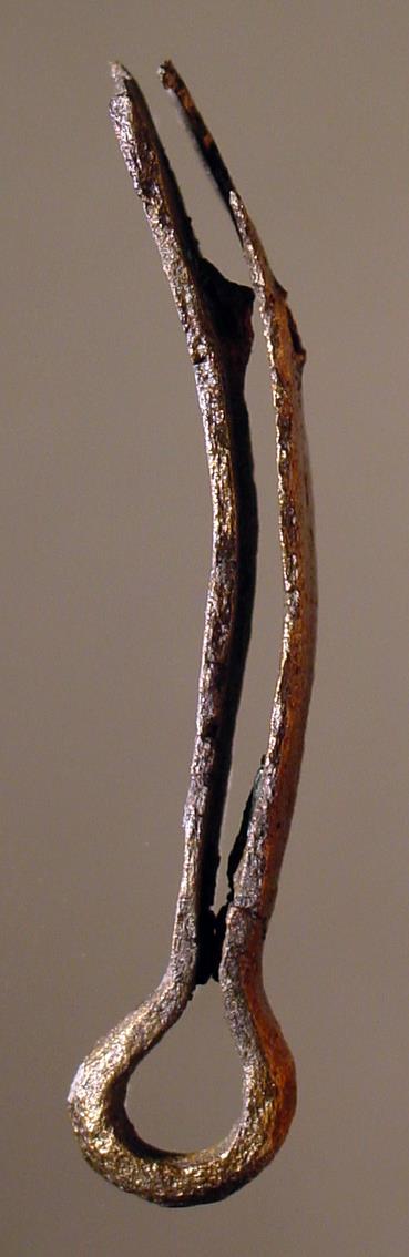 Gegenstand (zum Halten von Gewandung? oder zum Gürtel gehörig?)