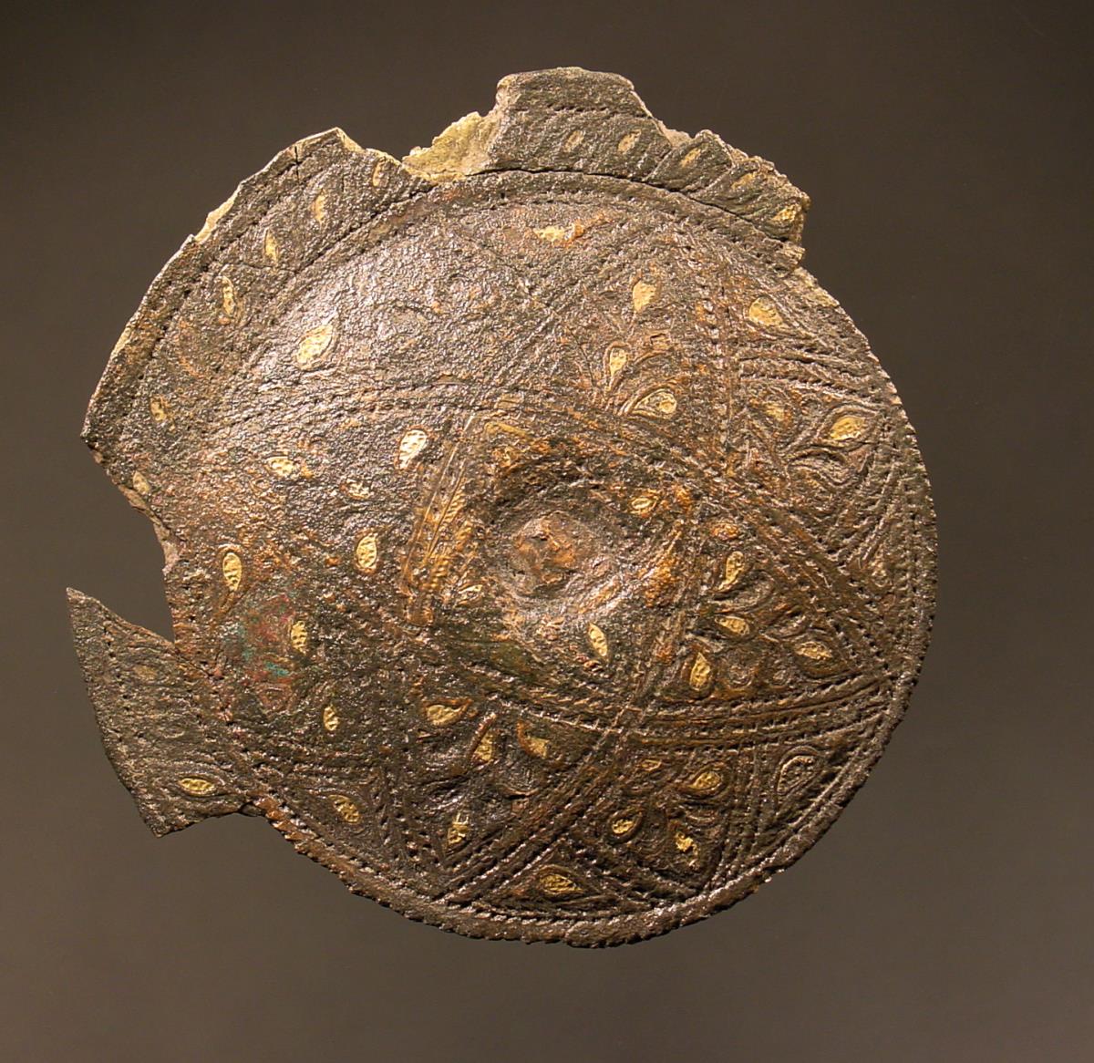 Zierscheibe von Riemenwerk oder Gürtel: gravierte Sternrosette mit Goldinkrustationen (vielleicht eher Fragment eines Dosenortbands)