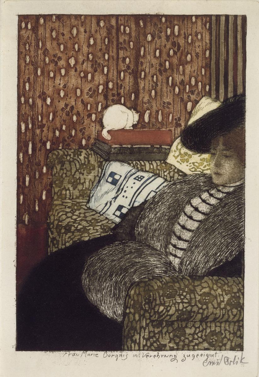 dame in einer Sofaecke
