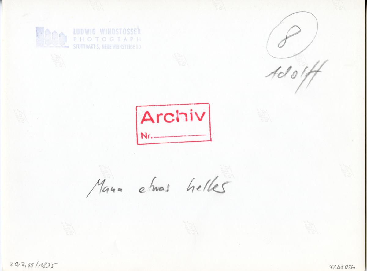 J.F. Adolff AG, Arbeiter bedient Maschinen (Trockner?)