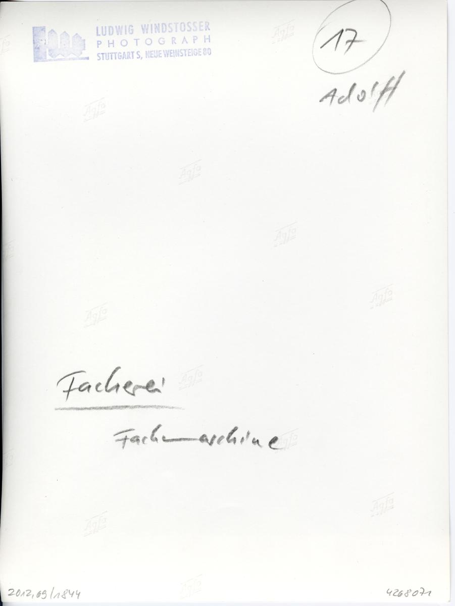 J.F. Adolff AG, Arbeiterin an einer Fachmaschine in der Spinnerei