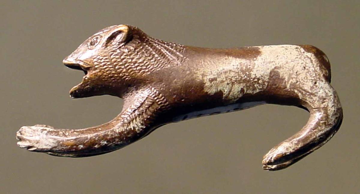 Vierfüßiges Tier. Katze? (es handelt sich um einen geometrischen Löwen)
