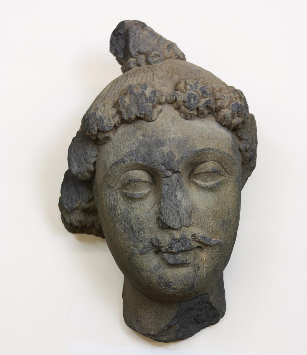 Kopf des zukünftigen Buddha Maitreya mit Schnurrbart
