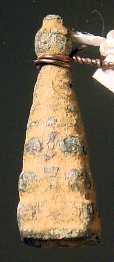 "Gerät nebenstehender Form und Größe". Schmuckstück pyramidaler Form