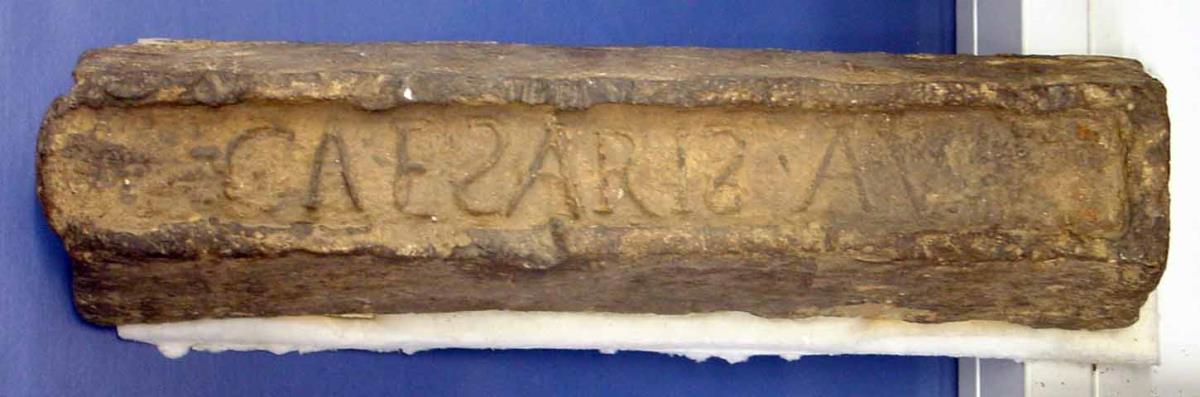 Bleibarren (pane di piombo) mit lateinischer Gussinschrift auf der Oberseite: CAESARIS.AV; auf der Rückseite: CVII (und M)
