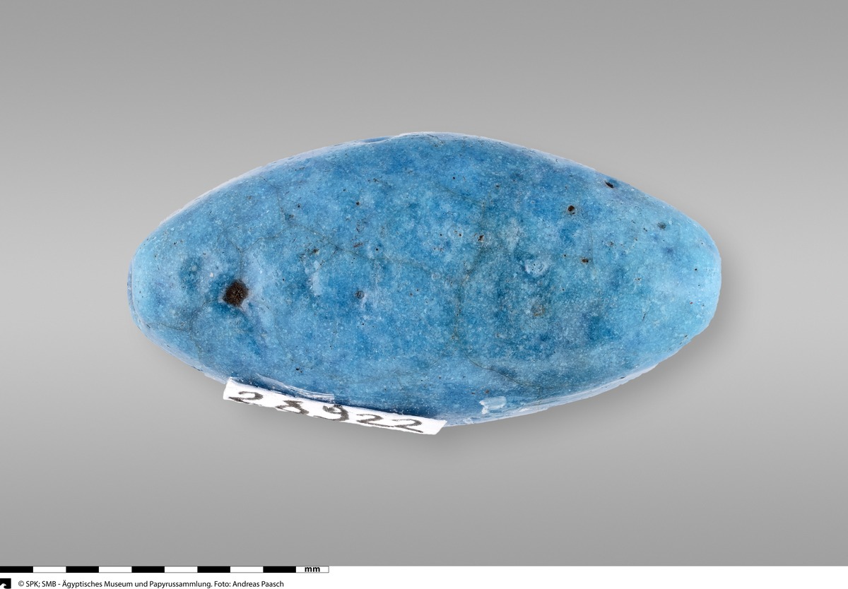 Kauroid, mit einem nfr-Zeichen auf der Rückseite, durchbohrt