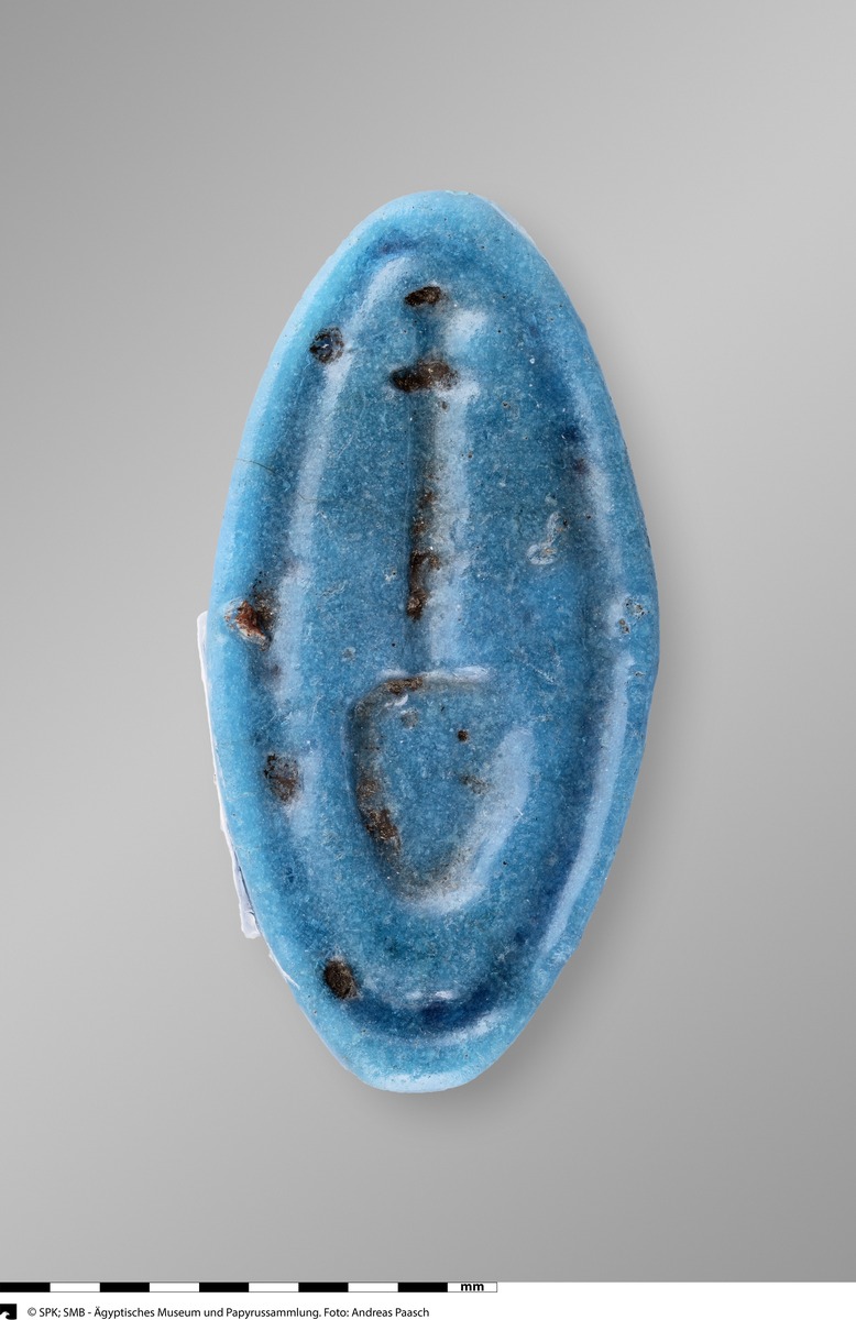 Kauroid, mit einem nfr-Zeichen auf der Rückseite, durchbohrt