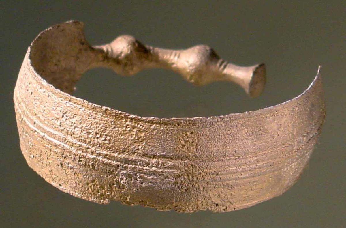 Fragment eines spiralförmigen Armrings