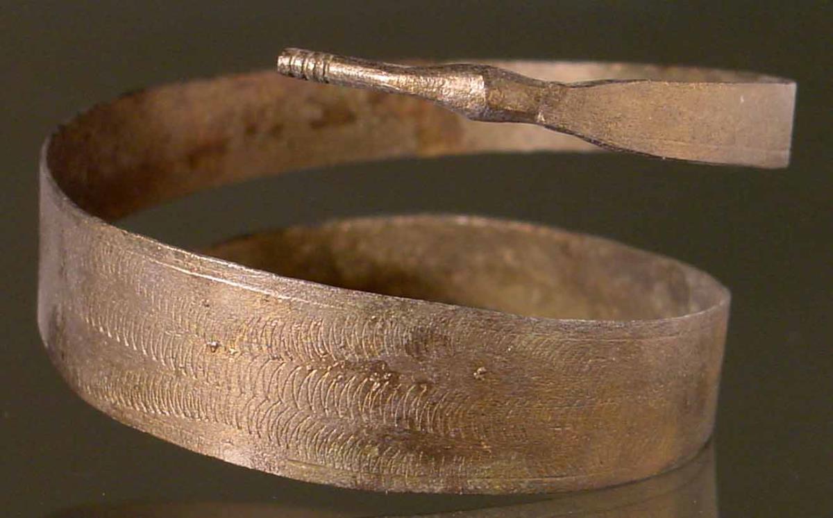 Armring mit einfacher Wellenlinie