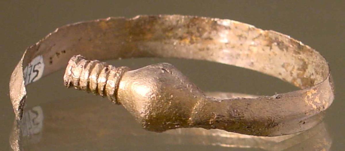 Fragment eines spiralförmigen Armrings
