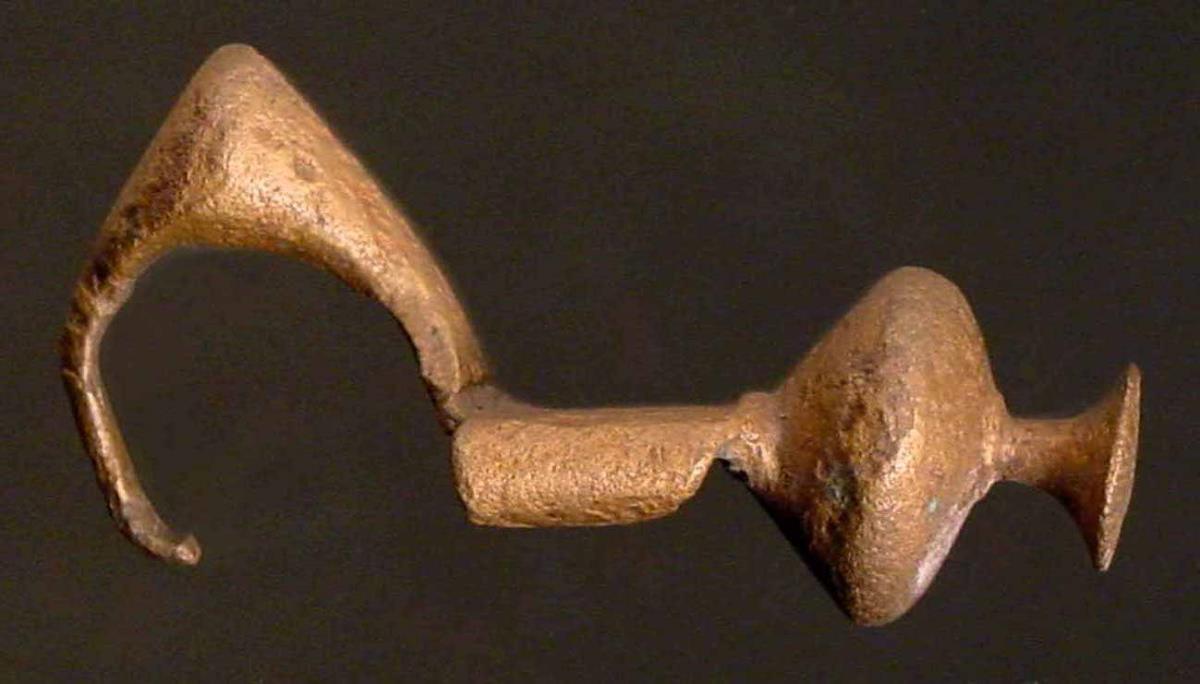 Fibel (ähnlich Misc. 8494), etwas gröber, Nadel und Spirale fehlen