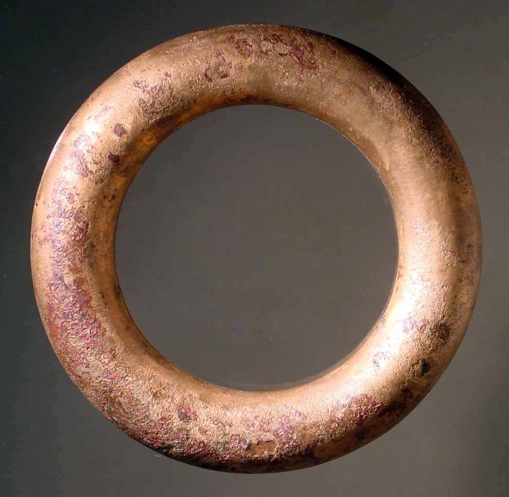 Armband mit rundem Querschnitt, vollständig geschlossen, aus einem Blechstreifen zusammengebogen; die Naht läuft an der Innenseite entlang