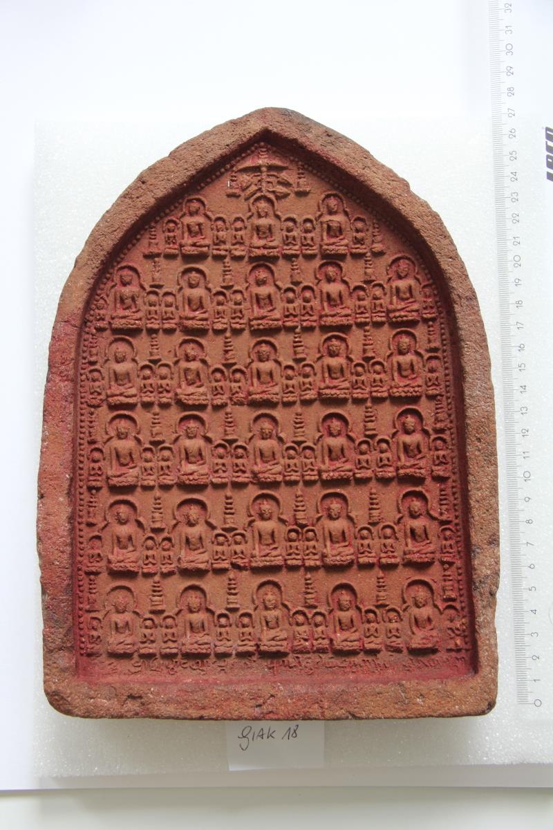 Votivtafel mit 28 Buddhas mit jeweils zwei Adoranten