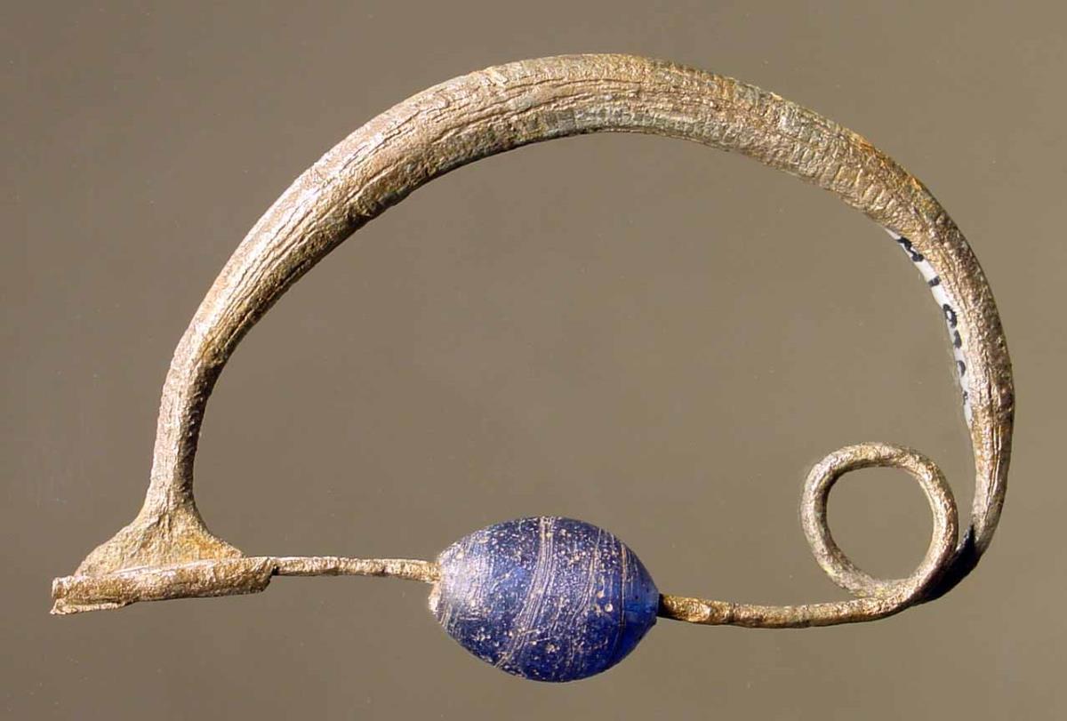 Einfache Bogenfibel mit blauer Glasperle