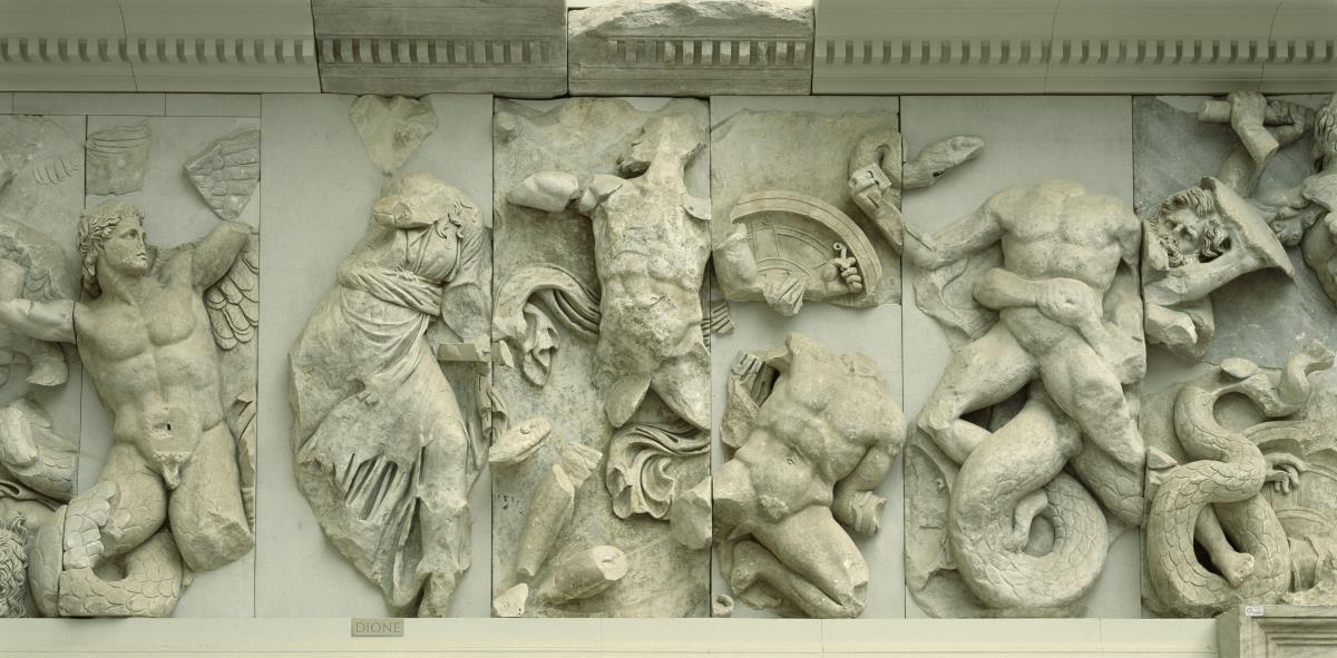 Pergamonaltar, Nordfries - Ausschnitt: Der Dioskur Kastor wird von einem Giganten in den Arm gebissen, sein Bruder Polydeukes eilt ihm zu Hilfe