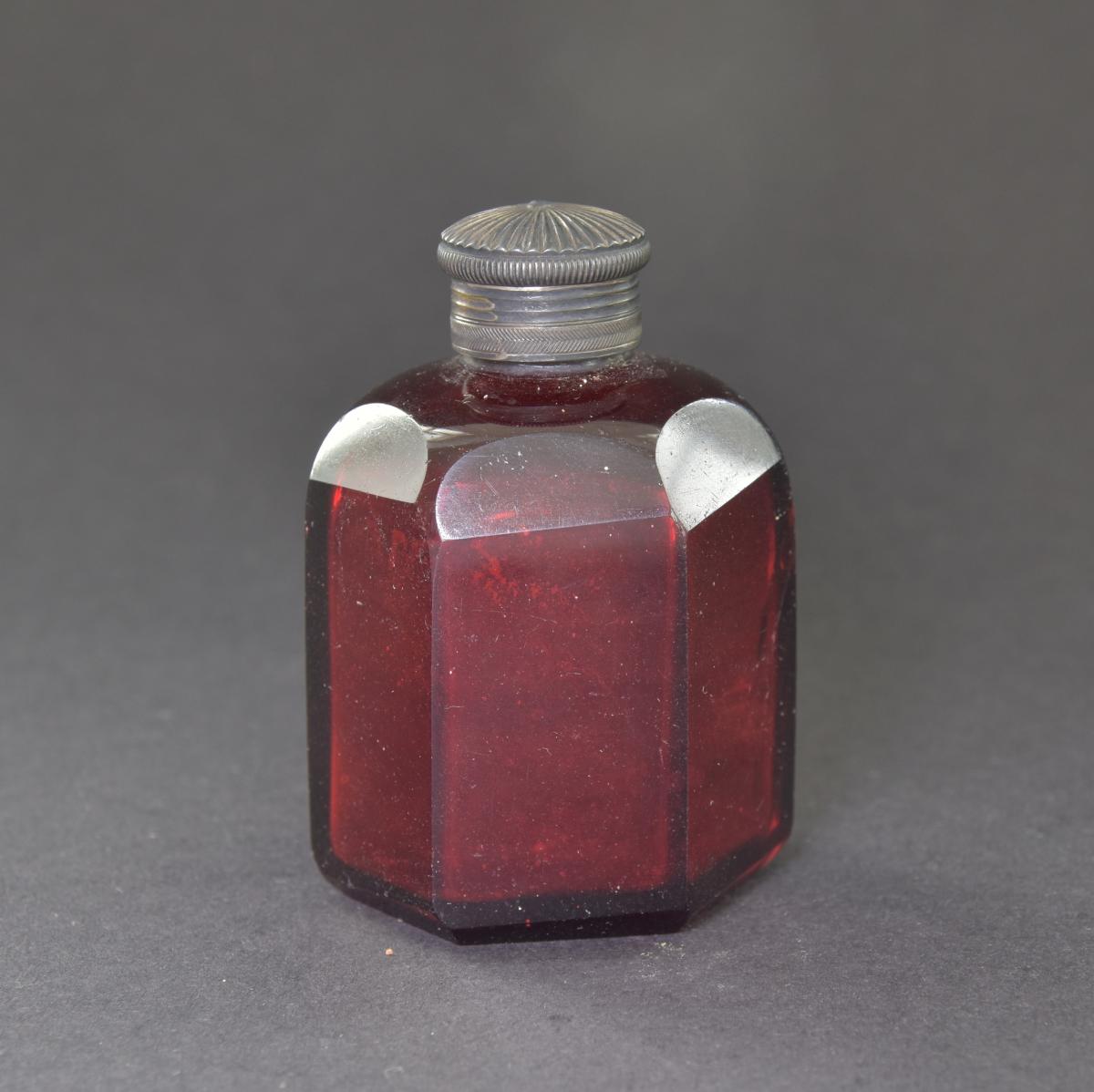 kleine Sechskantflasche mit Montierung