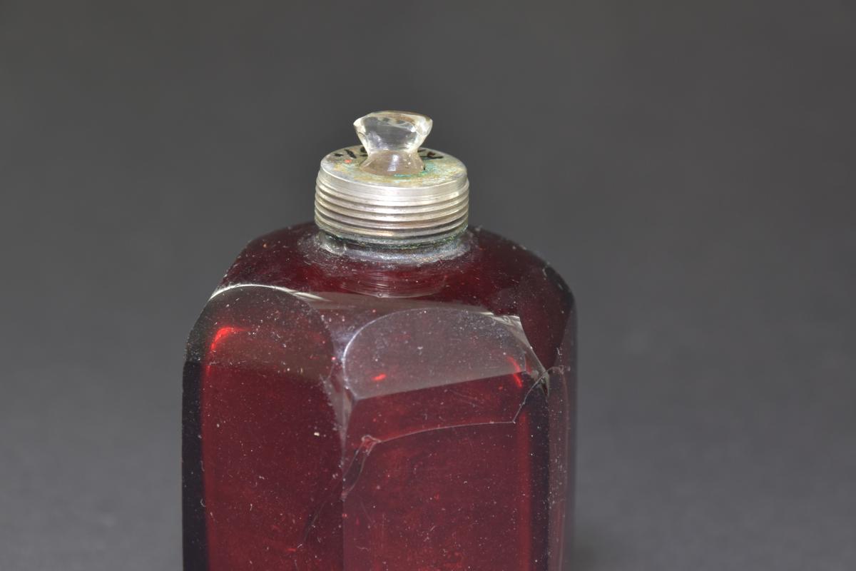 kleine Sechskantflasche mit Montierung