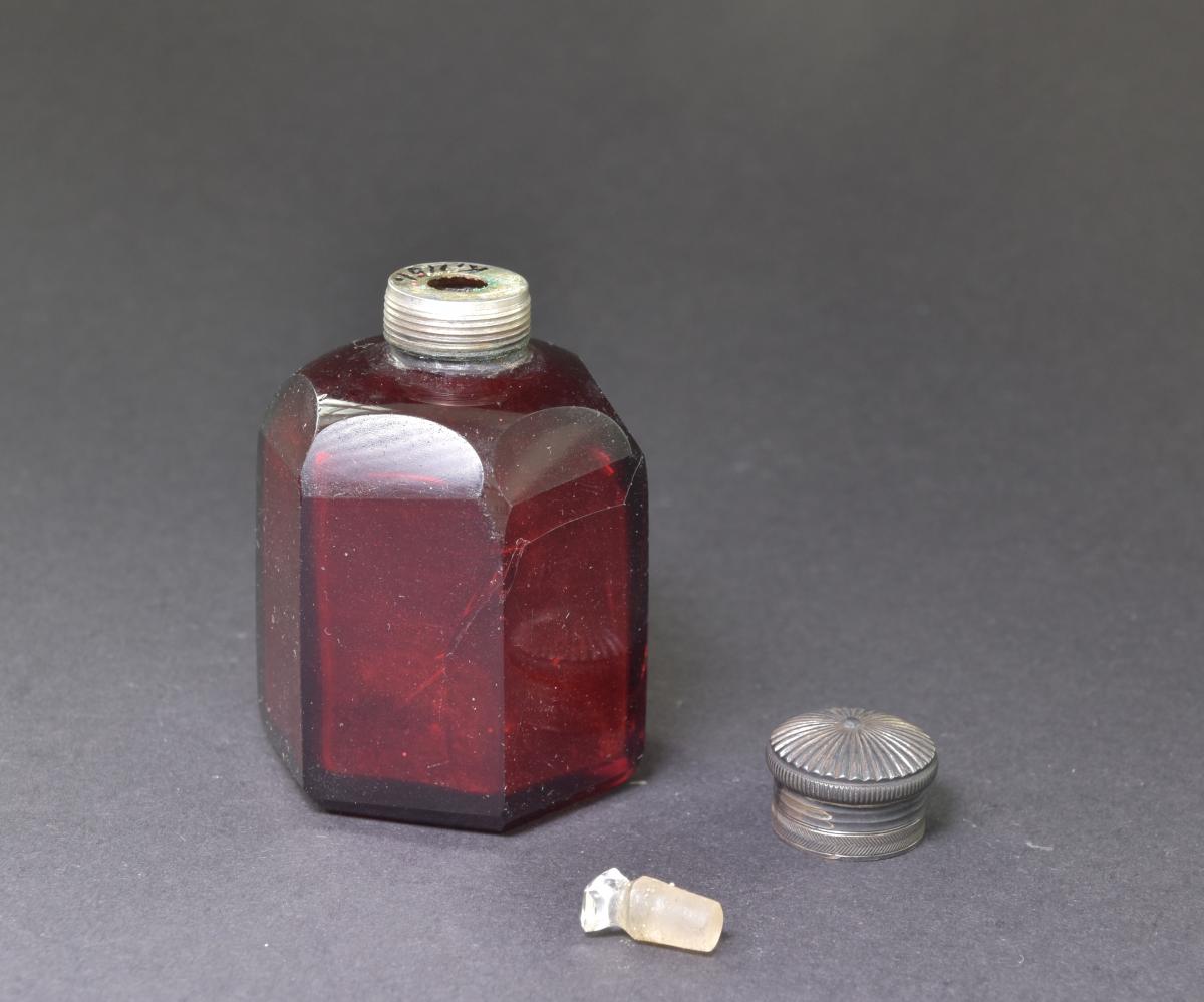 kleine Sechskantflasche mit Montierung