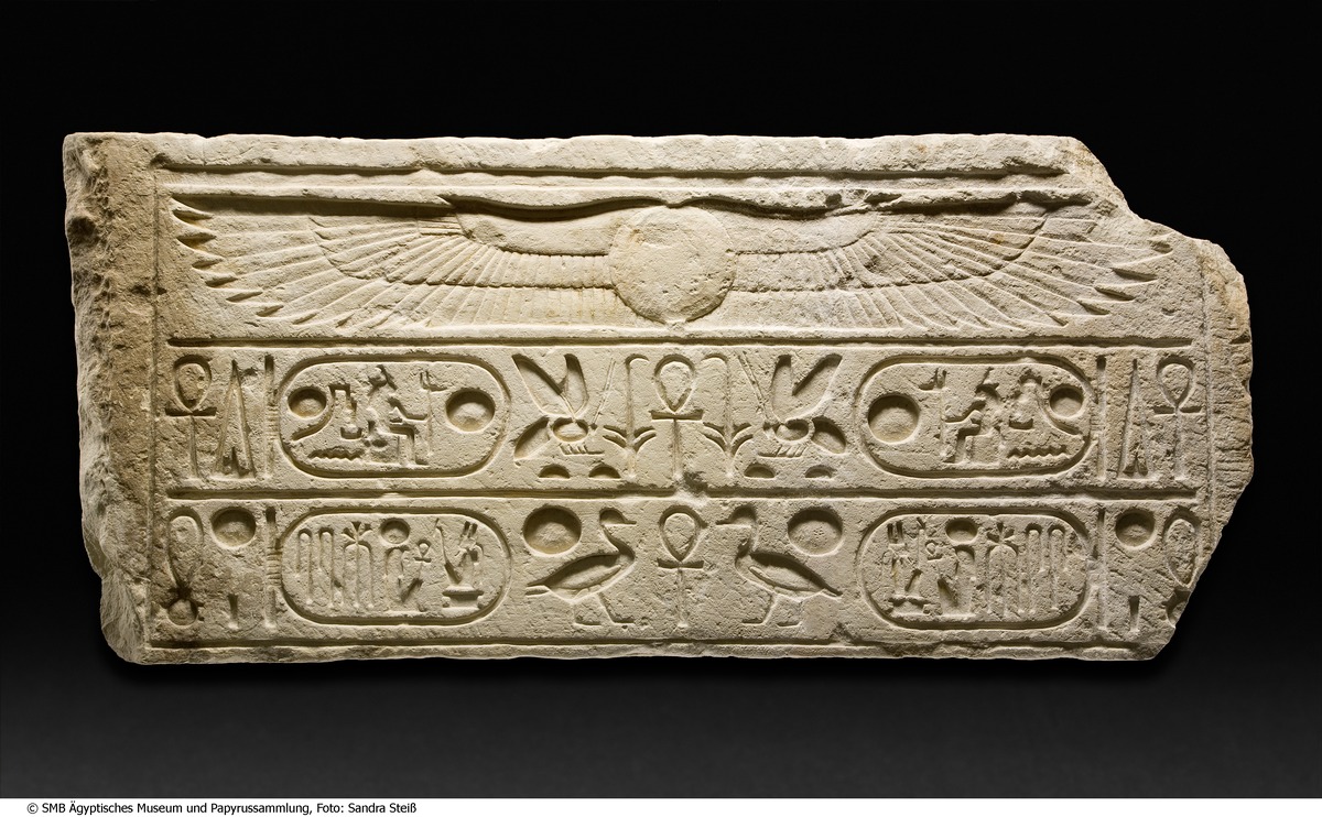 Architrav mit geflügelter Sonnenscheibe und den Namen Ramses' II.