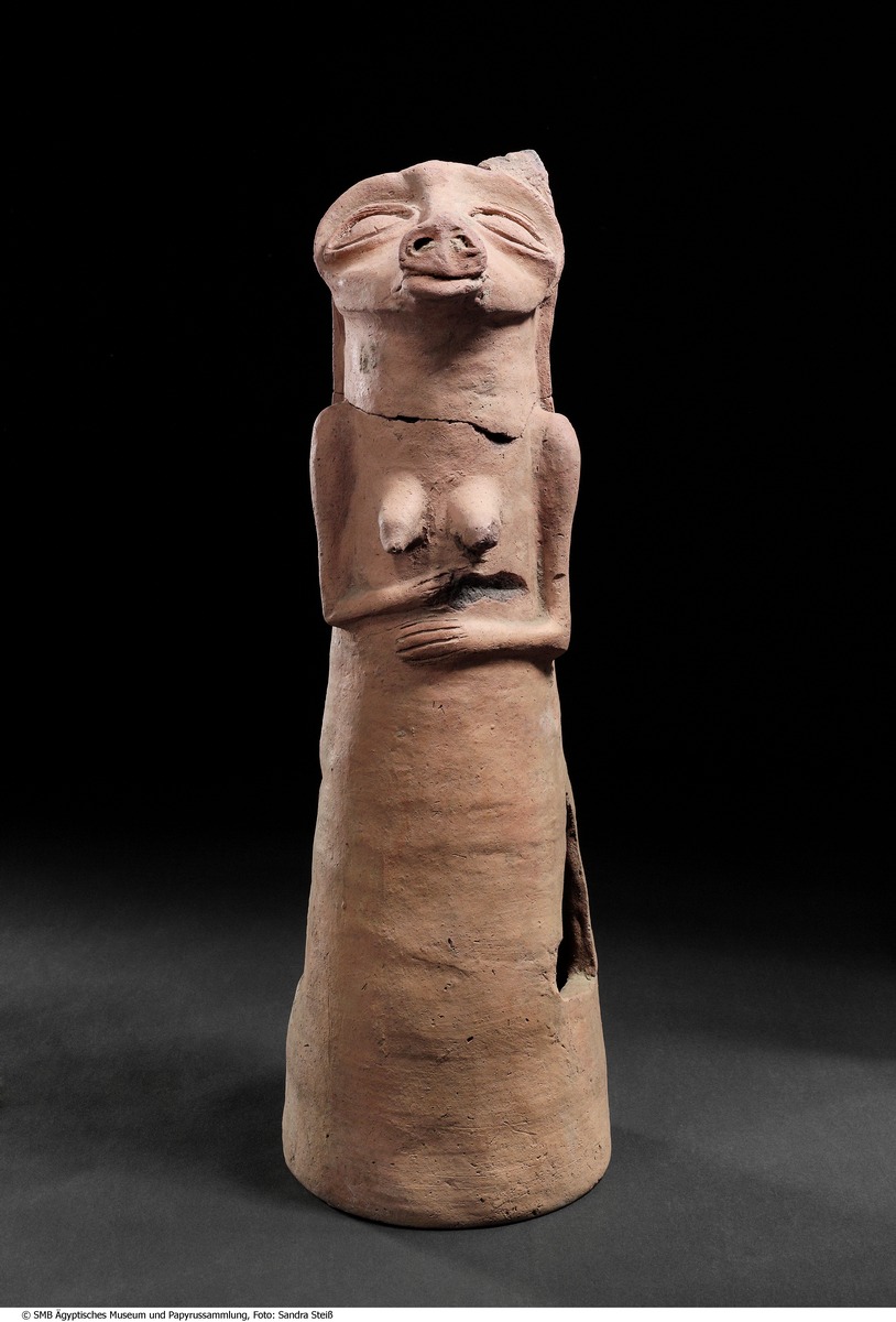 Figur eines weiblichen Mischwesens (sog. Schweinegottheit)