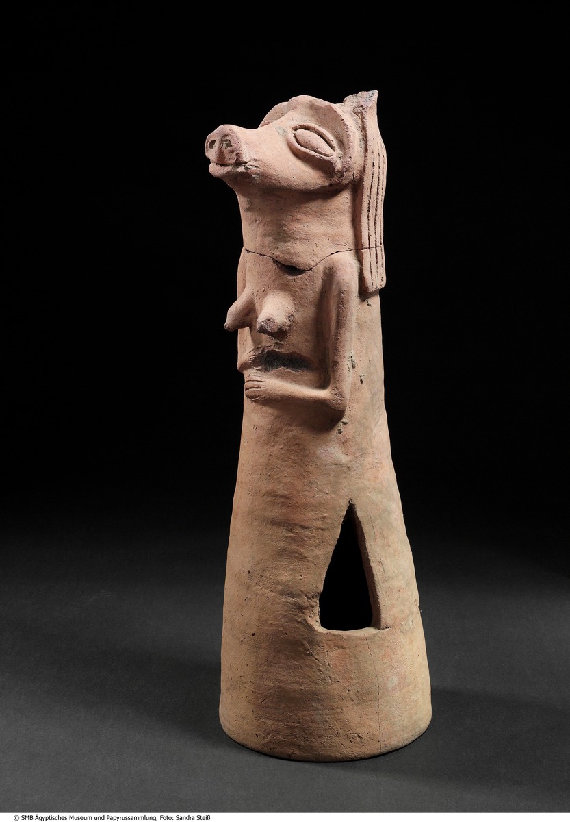 Figur eines weiblichen Mischwesens (sog. Schweinegottheit)