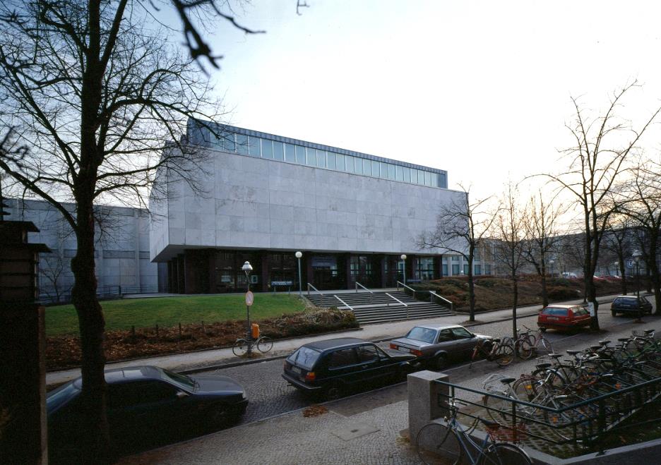 Das Ethnologische Museum im Museumskomplex Dahlem (Besuchereingang/ Lansstr.) - Architekten: Wilhelm Ebert & Fritz Bornemann