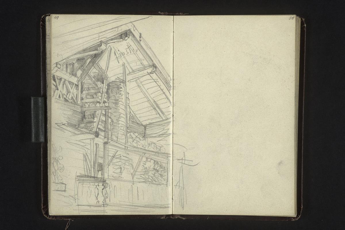 Galerie eines Bauernhauses mit aufgestapeltem Holz