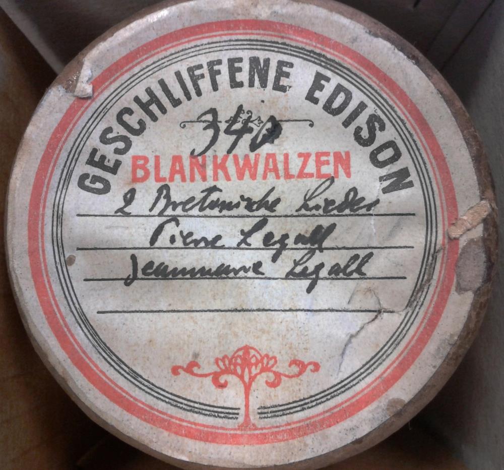 "2 bretonische Volkslieder
a) Ken i vite commence (Lied der Brautleute)
b) Oui peresobadiet a lokraïne”