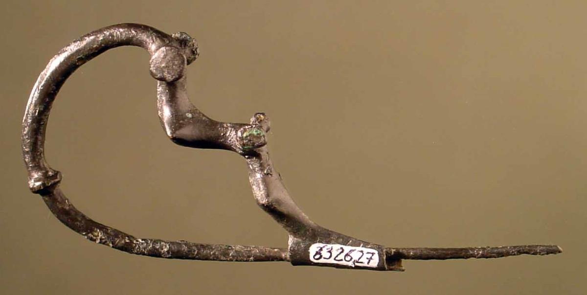 Fibel, gut erhalten; ganz so gestaltet wie Misc. 6326, A 26, nur fehlt der kleine Ring