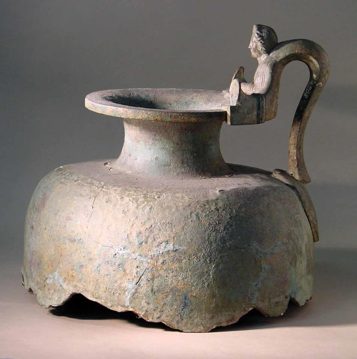 Fragmentierte Hydria nach Art der argivischen Preisvasen mit einer weiblichen Büste am Vertikalhenkel (Fuß und Horizontalhenkel fehlen)